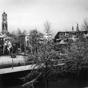 601504 Gezicht vanuit een raam van het huis Catharijnesingel 54 te Utrecht op de Mariaplaats, met een braakliggend stuk ...